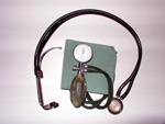 Untersuchungsgerät:,  z.B. Blutdruckmeßgerät und Stethoskop . . .
